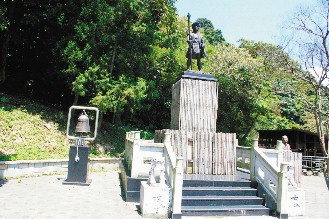 ベニヤ板を貼られた記念碑