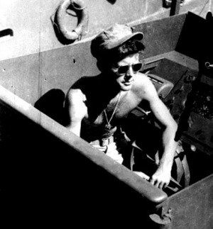 PT-109操舵席のケネディ中尉