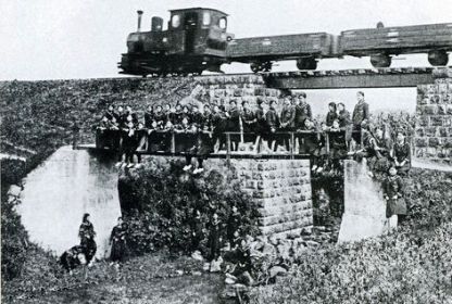 ひめゆり橋を渡る沖縄県営軽便鉄道前に並んだ女学生