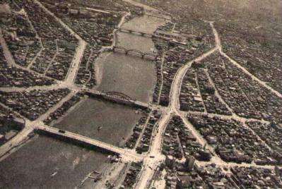 右手前が浅草雷門昭和27年