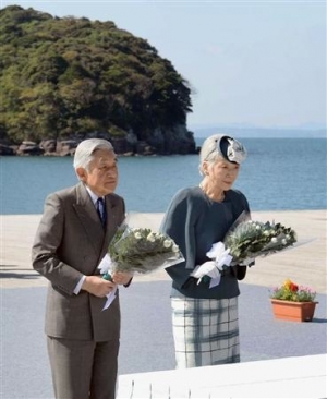 水俣病慰霊の碑に供花される天皇・皇后両陛下