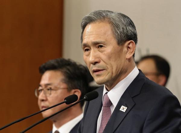 20150825 記者会見する韓国の金寛鎮大統領府国家安保室長