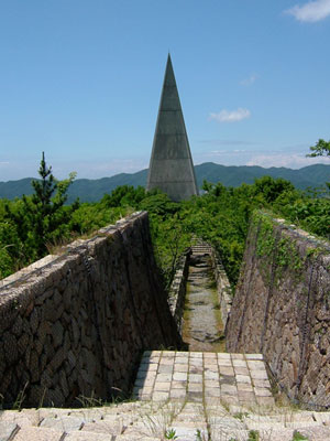 廃墟となっている学徒の塔