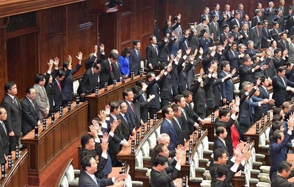20170928 衆院本会議で衆院が解散され万歳する議員と一礼する安倍晋三首相