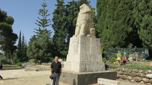 20221008 トランペルドールの墓地の前で